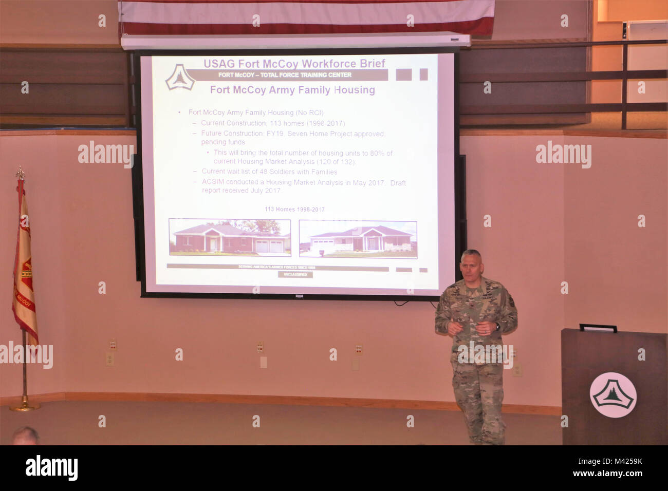 Le colonel commandant de garnison David J. Pinter Sr. fournit son information annuelle à la main-d'œuvre Fort McCoy, le 24 janvier 2018, dans le bâtiment 905 à Fort McCoy, le Wisconsin a tenu deux séances d'effectifs Pinter à des centaines de Fort McCoy employés où il a discuté de nombreux plans, programmes, et les efforts à venir à l'installation. (U.S. Photo de l'Armée de Scott T. Sturkol, Public Affairs Office, Fort McCoy, Wisconsin) Banque D'Images