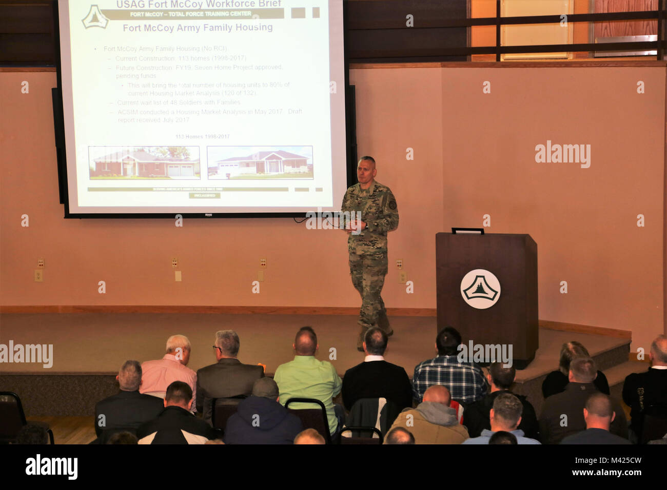 Le colonel commandant de garnison David J. Pinter Sr. fournit son information annuelle à la main-d'œuvre Fort McCoy, le 24 janvier 2018, dans le bâtiment 905 à Fort McCoy, le Wisconsin a tenu deux séances d'effectifs Pinter à des centaines de Fort McCoy employés où il a discuté de nombreux plans, programmes, et les efforts à venir à l'installation. (U.S. Photo de l'Armée de Scott T. Sturkol, Public Affairs Office, Fort McCoy, Wisconsin) Banque D'Images