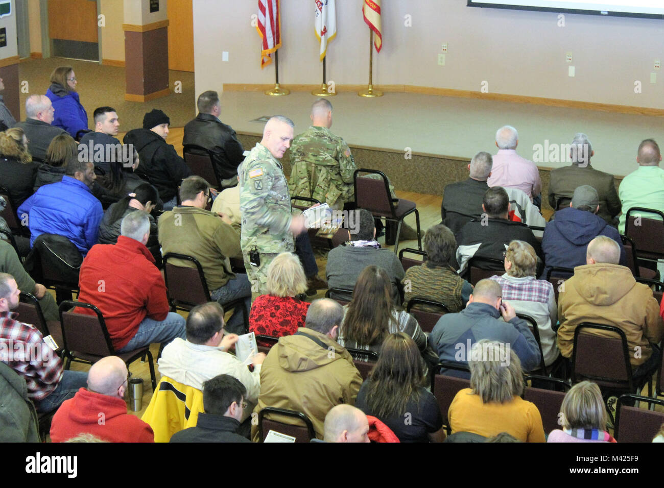 Le colonel commandant de garnison David J. Pinter Sr. fournit son information annuelle à la main-d'œuvre Fort McCoy, le 24 janvier 2018, dans le bâtiment 905 à Fort McCoy, le Wisconsin a tenu deux séances d'effectifs Pinter à des centaines de Fort McCoy employés où il a discuté de nombreux plans, programmes, et les efforts à venir à l'installation. (U.S. Photo de l'Armée de Scott T. Sturkol, Public Affairs Office, Fort McCoy, Wisconsin) Banque D'Images
