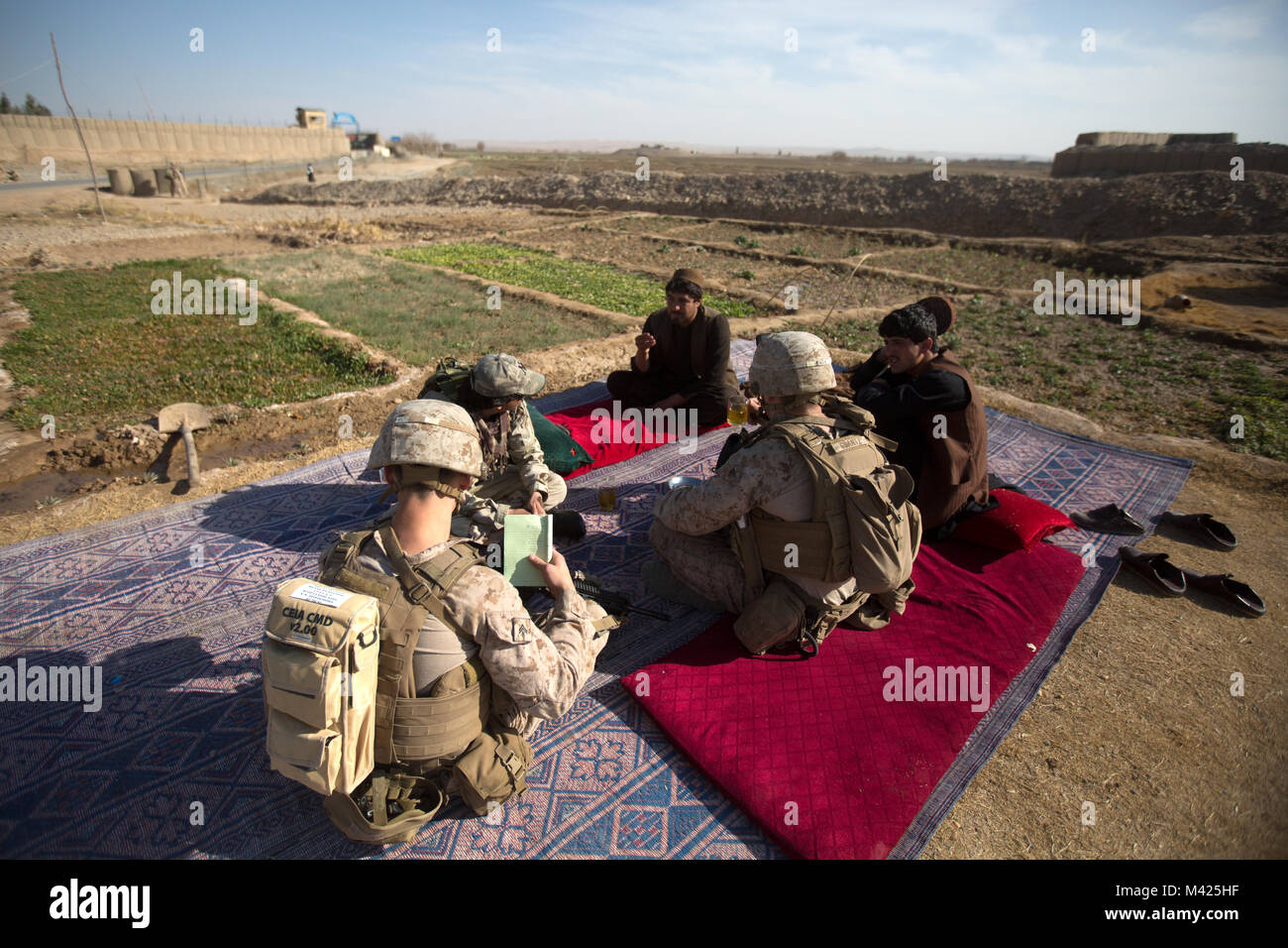 Les Marines américains avec la Force au sud-ouest (TFSW) rencontrer des policiers nationaux afghans lors d'une patrouille près de l'Aérodrome de Bost, le 24 janvier 2018. La rencontre a permis de réaffirmer l'engagement de TFSW aident les Afghans Forces nationales de défense et de sécurité (ANDSF) avec des capacités accrues pour aider à maintenir un rythme opérationnel élevé avec constant de la paix dans la province de Helmand. (U.S. Marine Corps photo par le Sgt. Sean J. Berry) Banque D'Images