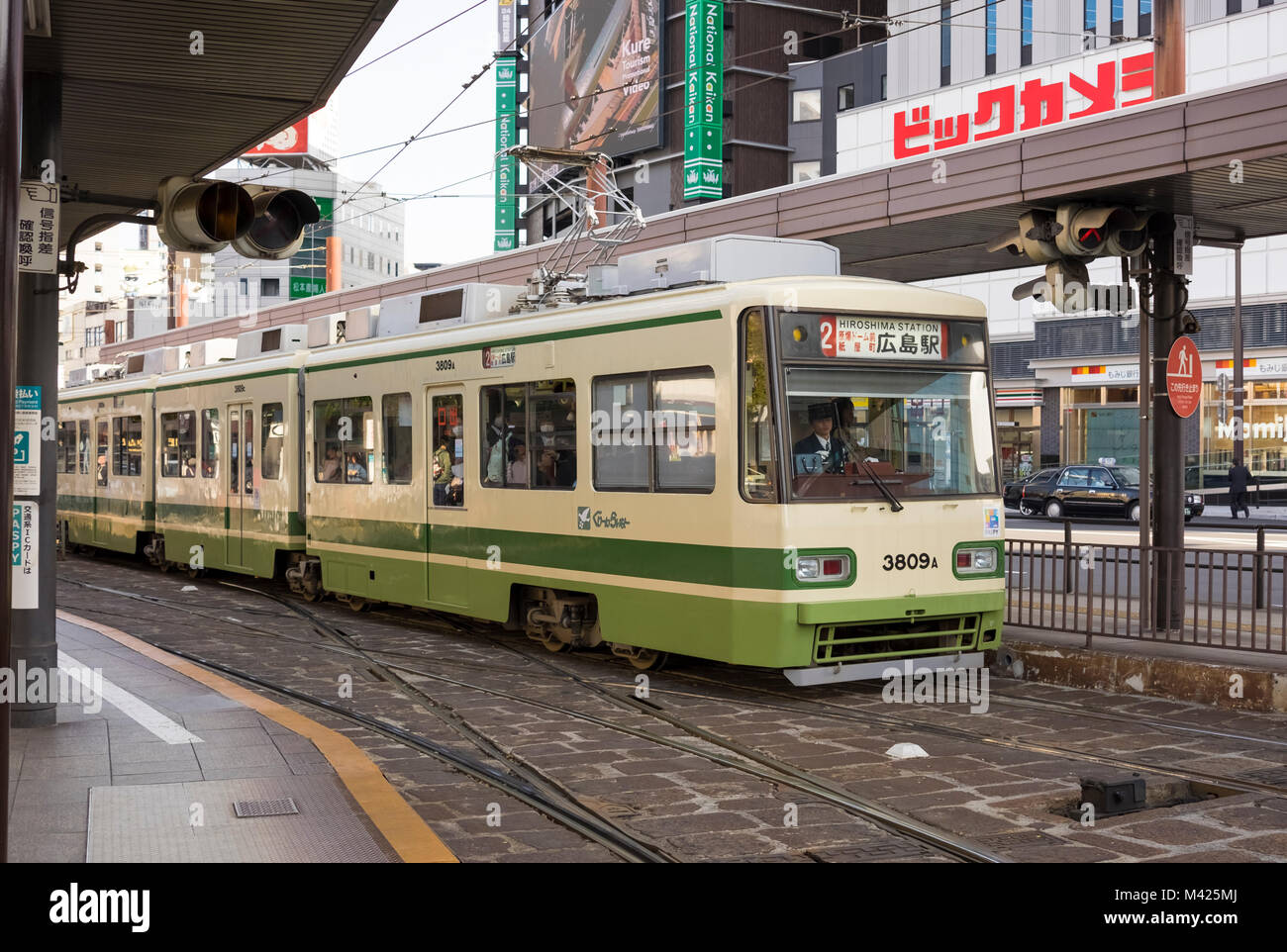 Le tramway dans la rue à Hiroshima, Japon Banque D'Images