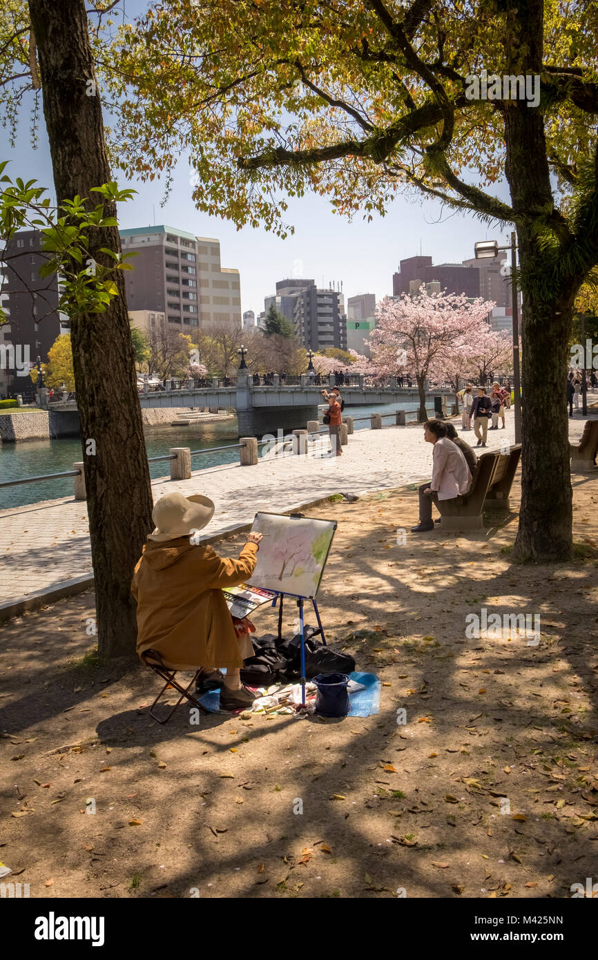 Hiroshima, Japon - artiste dans le Parc du Mémorial de la paix au printemps Banque D'Images