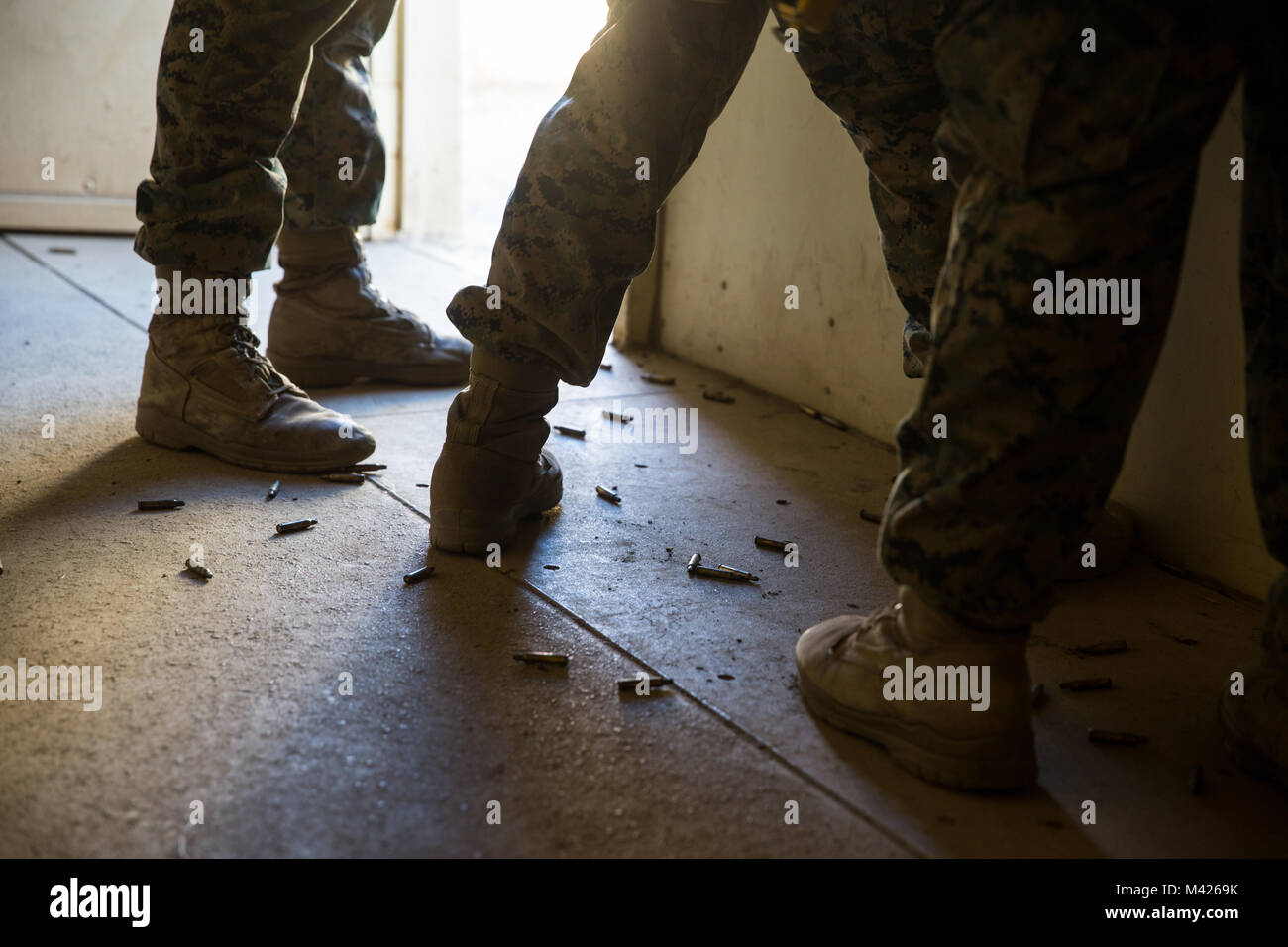 Les Marines américains avec la compagnie Kilo, d'atterrissage, l'équipe du bataillon, 3e bataillon du 1er Régiment de Marines fournissent la suppression de l'exercice d'incendie lors d'un assaut sur le Camp Pendleton, en Californie, le 31 janvier 2018. Pendant les deux semaines de cours, les raids et mécanisés air assault forces raid effectuera une formation à affiner leurs tactiques, techniques et procédures. (U.S. Marine Corps photo par le Cpl. Danny Gonzalez) Banque D'Images