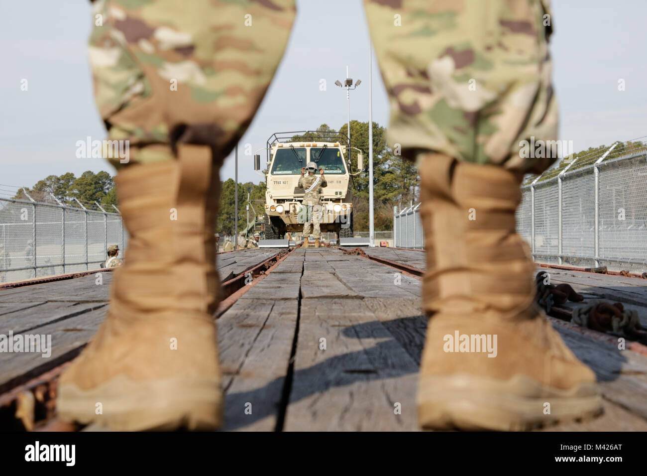 Les soldats de l'armée des États-Unis à partir du 1er peloton affecté à 149e Port Maritime Operations Company, 10e bataillon de transport, 7e brigade expéditionnaire (transport) effectue des Roll On Roll Off de tête de l'exploitation au cours du temps à la formation des leaders Ft. Eustis, Virginie, le 1 février 2018. Banque D'Images