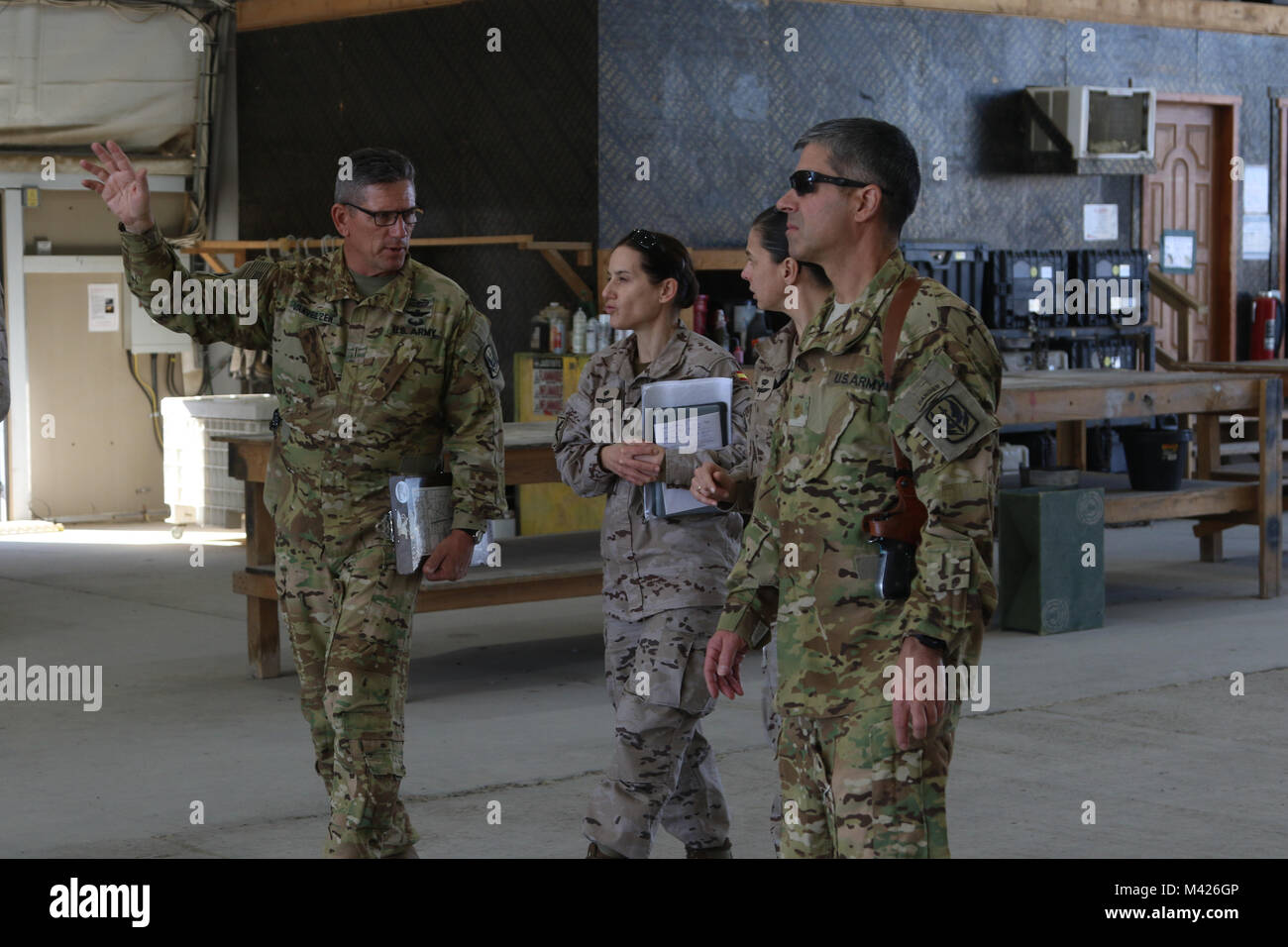 Complexe militaire de Taji, Iraq - U.S. Army 449e Brigade d'aviation de combat Gestionnaire de l'aérodrome de l'Adjudant chef Joedy Vanvelzen, (à gauche), les soldats se familiarise affecté à l'armée espagnole à la 449e CAB ligne de vol lors de la première visite de reconnaissance au Camp Taji, l'Iraq, le 1 février 2018. L'armée espagnole s'intégrera à la 449e CAB afin d'augmenter les activités aéronautiques dans le cadre de l'ensemble du groupe Force-Operation résoudre inhérent à la mission de renforcer les capacités des partenaires qui se concentre sur la formation et de l'amélioration de la capacité des forces des combats en partenariat avec ISIS. Les GFIM-OIR est le C Banque D'Images