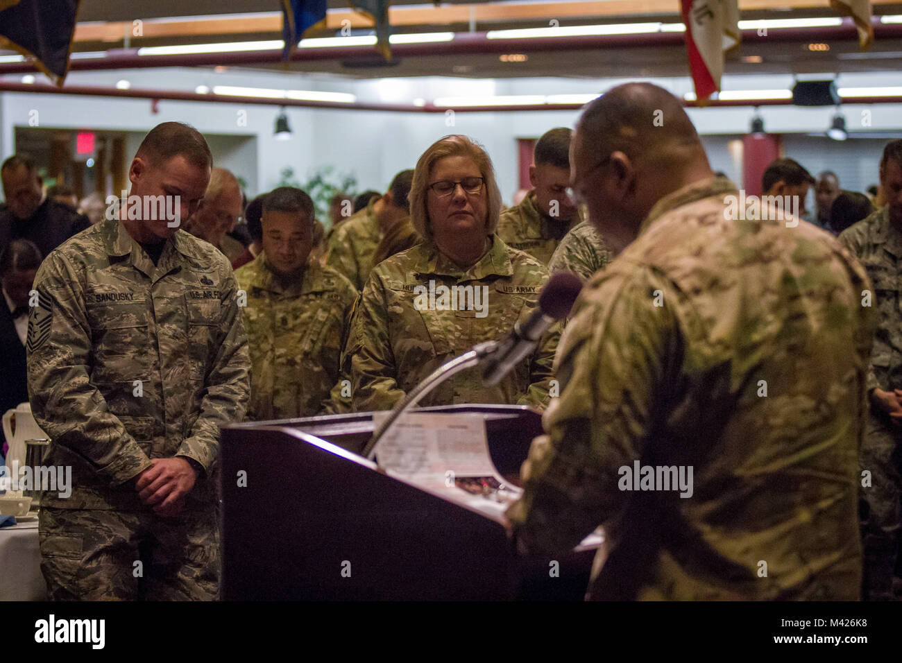 Le colonel de l'armée américaine (Ch.) Yvonne Hudson, j'ai Corps Command, aumônier de la force interarmées et les hauts dirigeants, chefs de l'ARC au cours de la bénédiction finale 2018 Joint Base Lewis-McChord Déjeuner-prière national sur JBLM, Washington, le 2 février. Le petit déjeuner était partie de plusieurs manifestations destinées à accroître la résilience spirituelle entre les membres de Service et souligner la valeur de la vie. (U.S. Photo de l'armée par Pvt. Adeline Witherspoon, 20e Détachement des affaires publiques) Banque D'Images