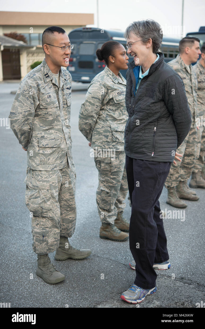 Secrétaire de l'Air Force Heather Wilson parle avec le Capitaine Kevin Liu, 961e Airborne Air Control Squadron chargé de projet, le 2 février 2018, à Kadena Air Base, au Japon. Au cours de la visite, Wilson a réitéré l'importance de l'état de préparation, la modernisation et l'innovation afin de rester la plus grande force aérienne au monde. (U.S. Photo de l'Armée de l'air par la Haute Airman Quay Drawdy) Banque D'Images