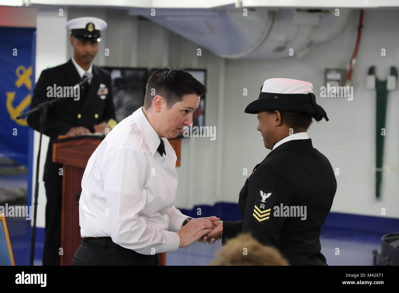 NORFOLK, Virginie (fév. 3, 2018) -- chef spécialiste en logistique Melissa Howard présente son chef d'ancrage spécialiste en logistique 1ère classe Ebony Thomas au cours de sa cérémonie de mise en service. Howard a été commandé en tant qu'officier du corps de l'offre de service limitée au cours d'une cérémonie organisée à bord de l'USS Gerald R. Ford (CVN 78) Le 3 février. (U.S. Photo par marine Spécialiste de la communication de masse 1re classe Joshua Sheppard) Banque D'Images