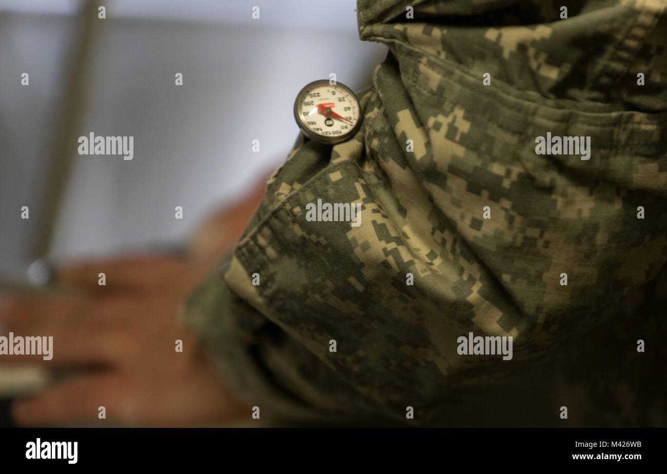Un thermomètre pour aliments est assis dans une réserve de l'armée américaine sleeve pocket du soldat au Camp de Ashland, Ohio, le 3 février 2018. Les soldats de la 530e Bataillon de la Police militaire, en vertu de la 200e commande MP, utilisé comme camp d'Ashland l'emplacement de leur événement dans le département de l'Armée Philip A. Connelly Bourses d'Excellence en Service Alimentaire de l'armée. Le 530e MP ne. sont l'un des quatre finalistes représentant la Réserve de l'armée américaine en compétition dans l'Connelly compétition cette année -- le premier ministre de la compétition culinaire au sein du Ministère de l'armée. (U.S. Photos de l'armée par le Sgt. 1re classe Carlos J. Lazo) Banque D'Images