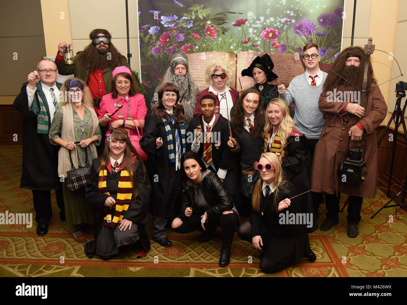 Les membres du 81e Escadron dentaires posent pour une photo comme ils décrivent la distribution de Harry Potter pendant la 30e assemblée annuelle de la coterie de medecins Mardi Gras à la Bay Breeze Event Center 3 février 2018, sur la base aérienne de Keesler, Mississippi. La Krewe of medecins organise un bal annuel pour donner au personnel du Centre médical de Keesler un avant-goût de la Côte du Golfe et l'occasion de découvrir un traditionnel Mardi Gras. Cette année, le thème de la balle a été lue il It-Be. La 81e DS a remporté la première place dans le concours de costume. (U.S. Air Force photo par Kemberly Groue) Banque D'Images