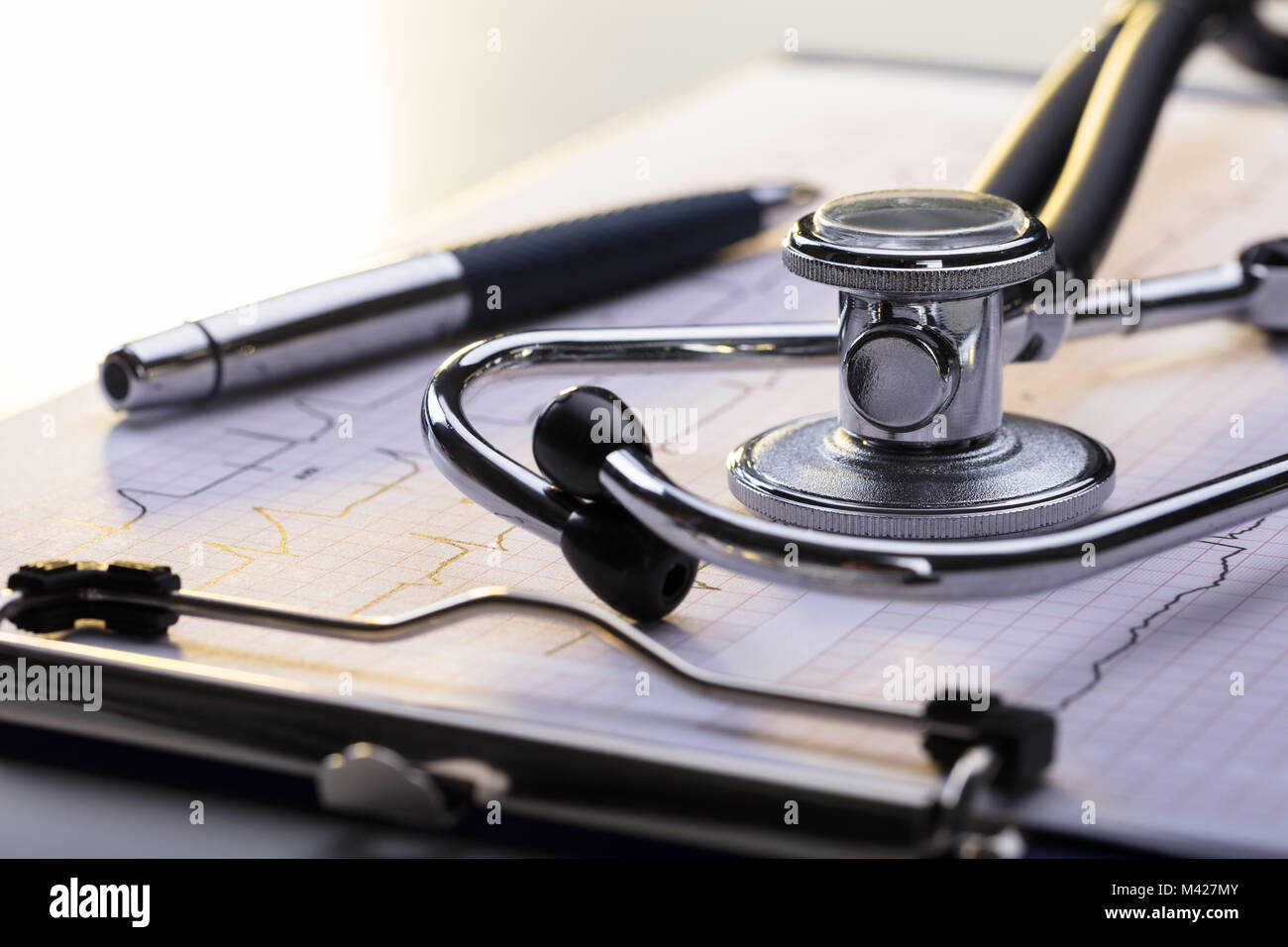 Close-up du stéthoscope sur l'électrocardiogramme à 24 Banque D'Images