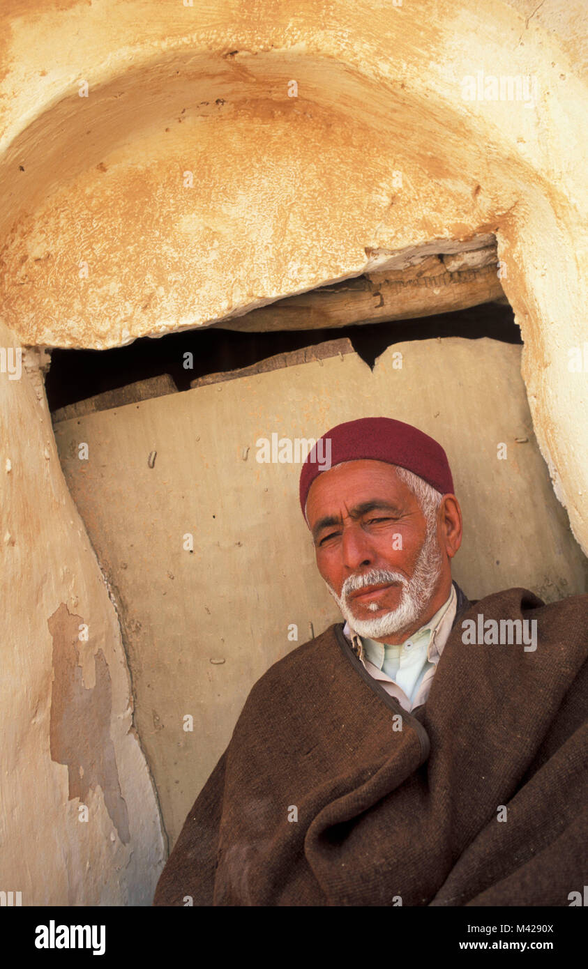 Tunisie.La Tunisie. Ouled Soltane près de Tatahouine oasis. Désert du Sahara. Tribu berbère. Homme de tribu berbère. Portrait. Banque D'Images