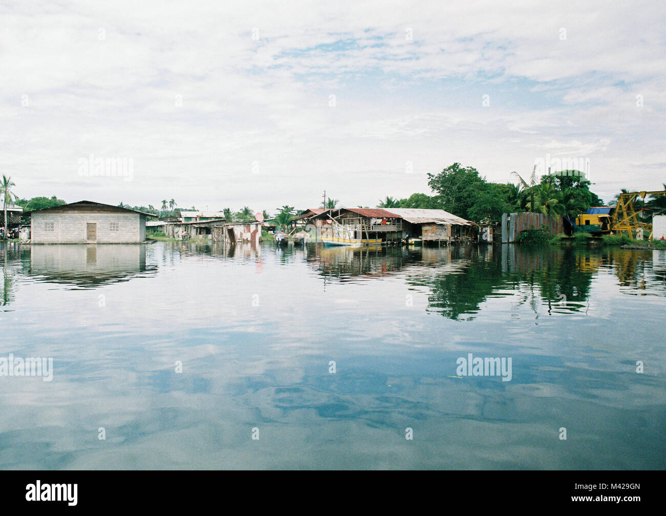 Maisons sur pilotis dans l'archipel de Bocas Del Toro au Panama. Banque D'Images