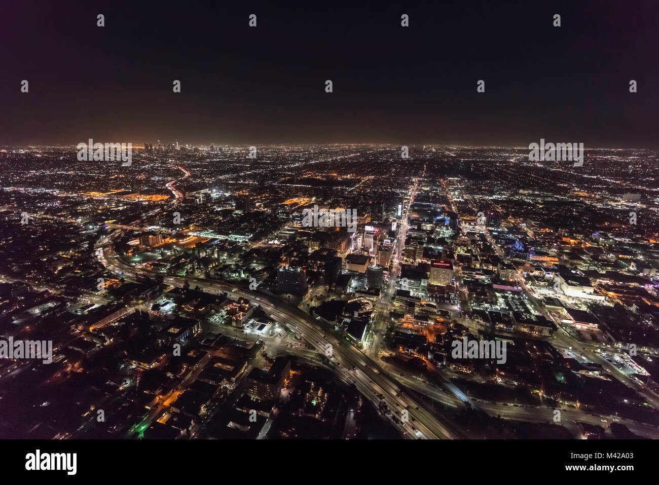 Los Angeles, Californie, USA - 11 Février 2018 : nuit vue aérienne de l'autoroute 101 Hollywood, édifices du centre-ville et les rues urbaines. Banque D'Images