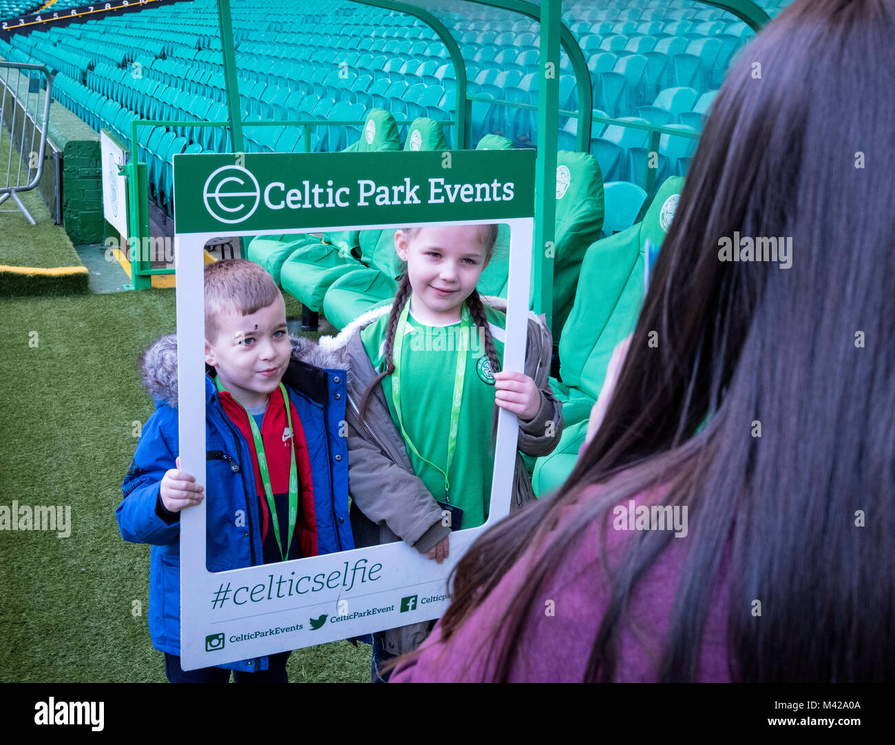 Les jeunes fans photographiée au Celtic Park home of Celtic Football Club de Parkhead , Glasgow, Ecosse, Royaume-Uni Banque D'Images