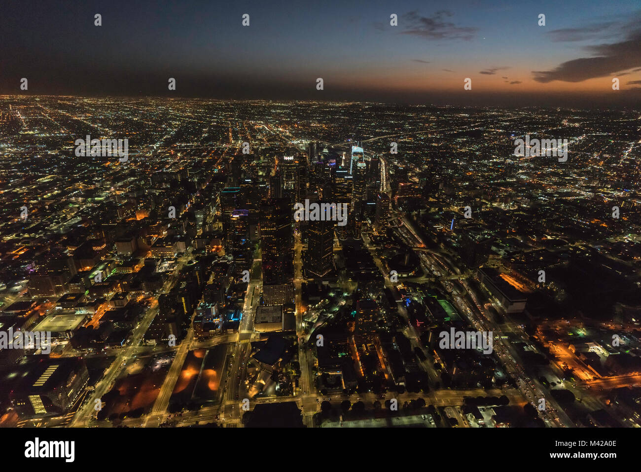 Los Angeles, Californie, USA - 11 Février 2018 : nuit vue aérienne de bâtiments urbains et les rues du centre-ville en Californie du Sud. Banque D'Images