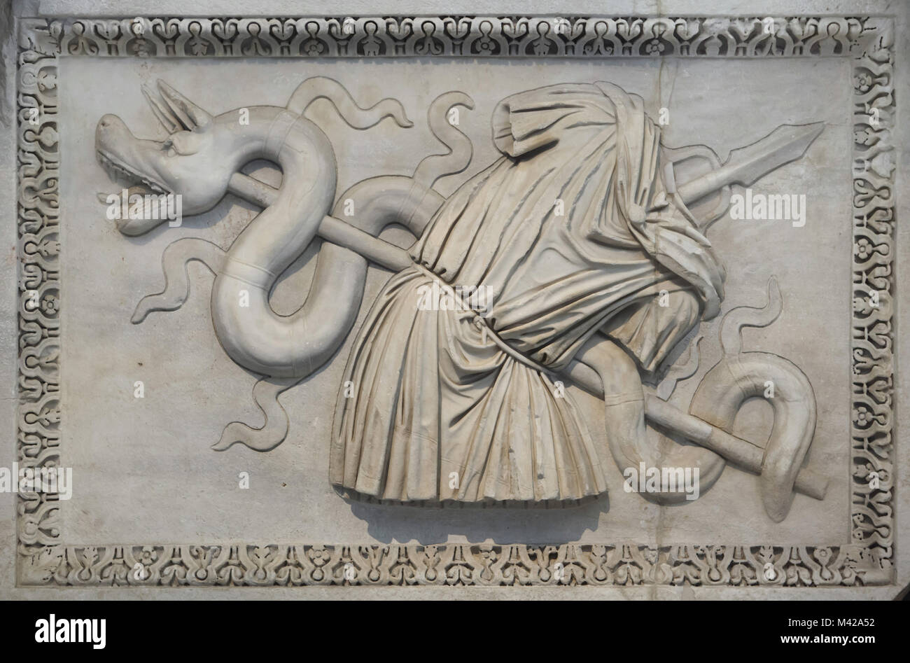 L'Hadrianeum de trophées (Temple d'Hadrien) sur le Campus Martius à Rome. Soulagement de marbre romain du 2ème siècle de l'annonce collection Farnèse sur l'affichage dans le Musée Archéologique National de Naples, Campanie, Italie. Banque D'Images