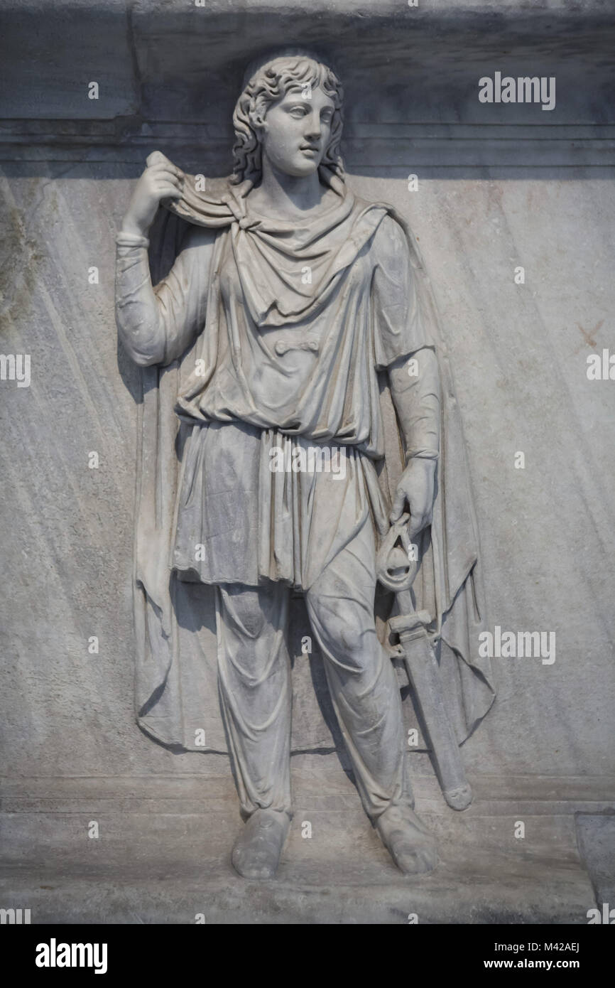 La scythie ou Noricum. Personnification de l'un des provinces romaines, probablement la Scythie ou Noricum, à partir de la 2ème ANNONCE de siècle de l'Hadrianeum (Temple d'Hadrien) sur le Campus Martius à Rome. Roman en soulagement de la collection Farnèse sur l'affichage dans le Musée Archéologique National de Naples, Campanie, Italie. Banque D'Images