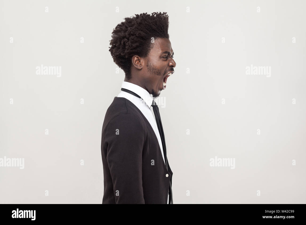 Voir le profil de l'Afrique de l'homme en colère. Studio shot Banque D'Images
