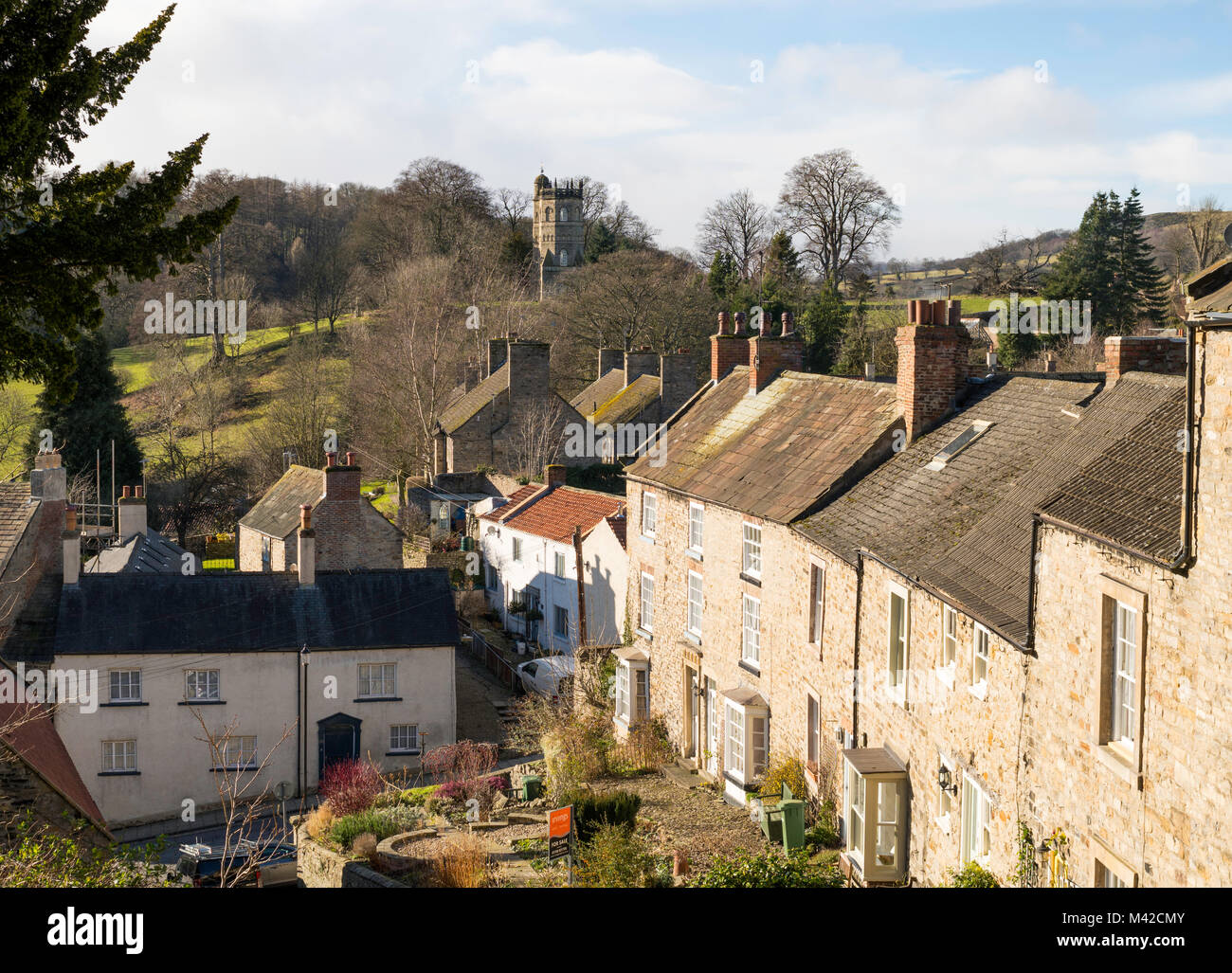 Vue vers le bas Cornforth colline en direction de la tour de Culloden, Richmond, North Yorkshire, England, UK Banque D'Images