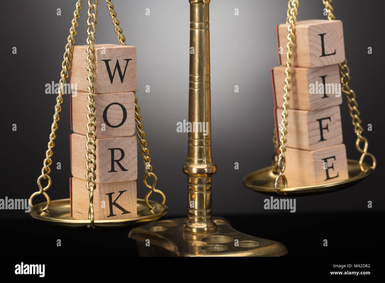 Close-up de la Justice d'échelle avec des blocs de bois montrant le travail et la vie Text Banque D'Images