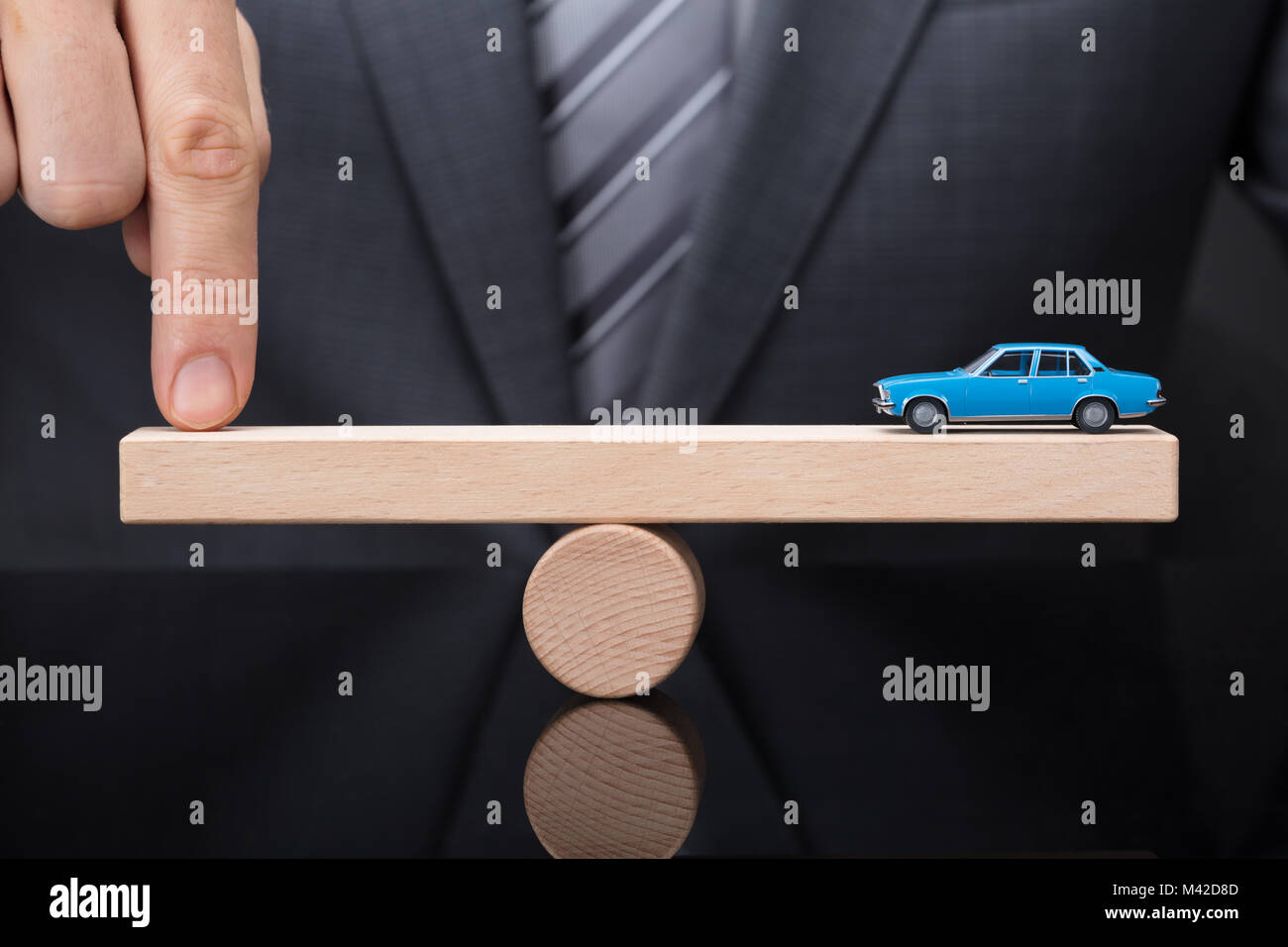 De petites voitures en bois d'équilibrage sur Seesaw Banque D'Images