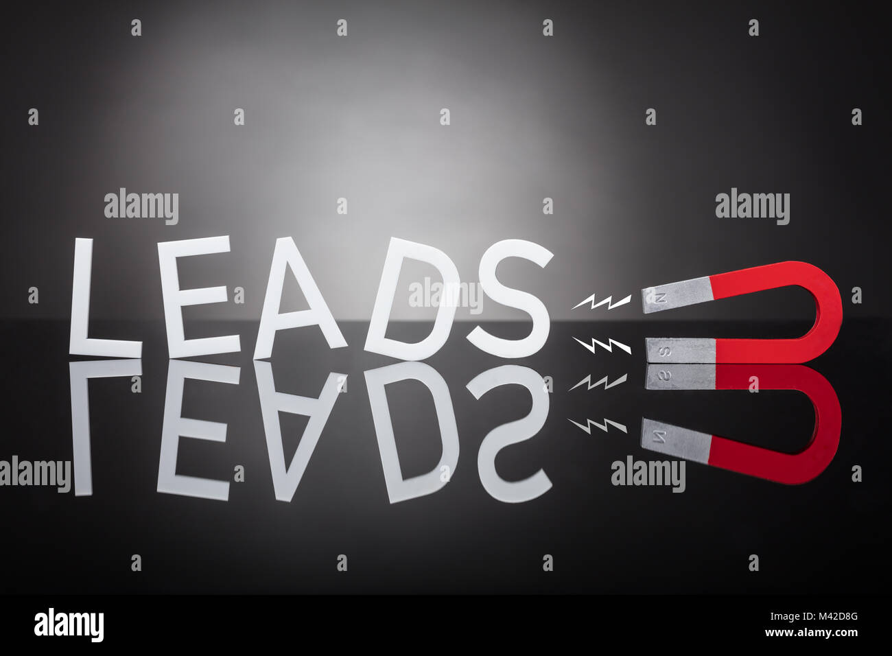 Aimant fer à cheval blanc tirant Lettre conduit sur fond gris Banque D'Images