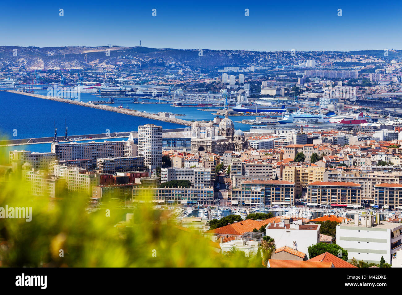 Belle Ville de Marseille avec de la cathédrale Sainte-Marie-Majeure et le port en arrière-plan à jour ensoleillé Banque D'Images