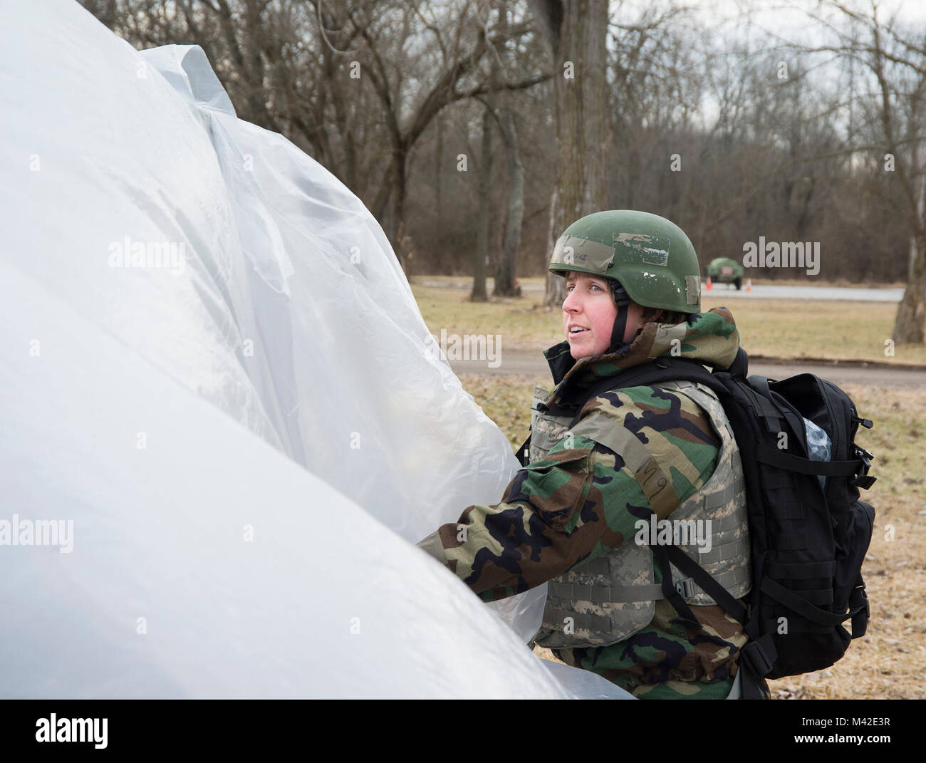 Le capitaine Alison Ceranski, Air Force Research Laboratory, permet d'enrouler un morceau de matériel en plastique pour protéger contre une simulation d'attaques chimiques au cours d'un exercice sur la base aérienne de Wright-Patterson, Ohio, le 31 janvier 2018. Wright-Patt aviateurs ont été formés à des techniques pour se protéger dans le cadre d'une semaine d'exercice à l'échelle de la commande. (U.S. Air Force Banque D'Images