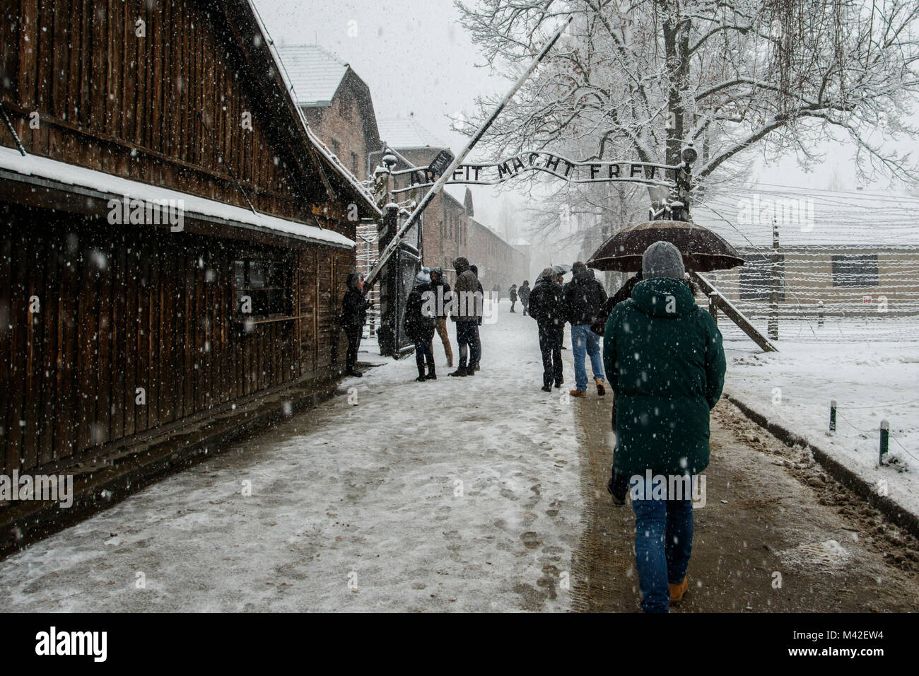 Auschwitz, Malopolskie / Pologne - 04 févr. 2018 : Auschwitz Birkenau, camp de concentration et d'extermination nazis, les visiteurs à l'entrée du camp. Banque D'Images