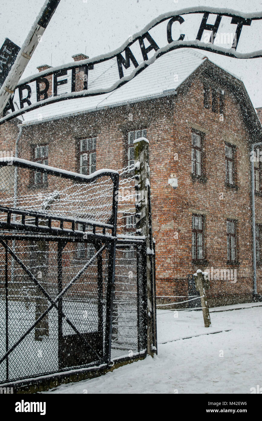 Auschwitz, Malopolskie / Pologne - 04 févr. 2018 : Auschwitz Birkenau, camp de concentration et d'extermination nazi entrée. Banque D'Images