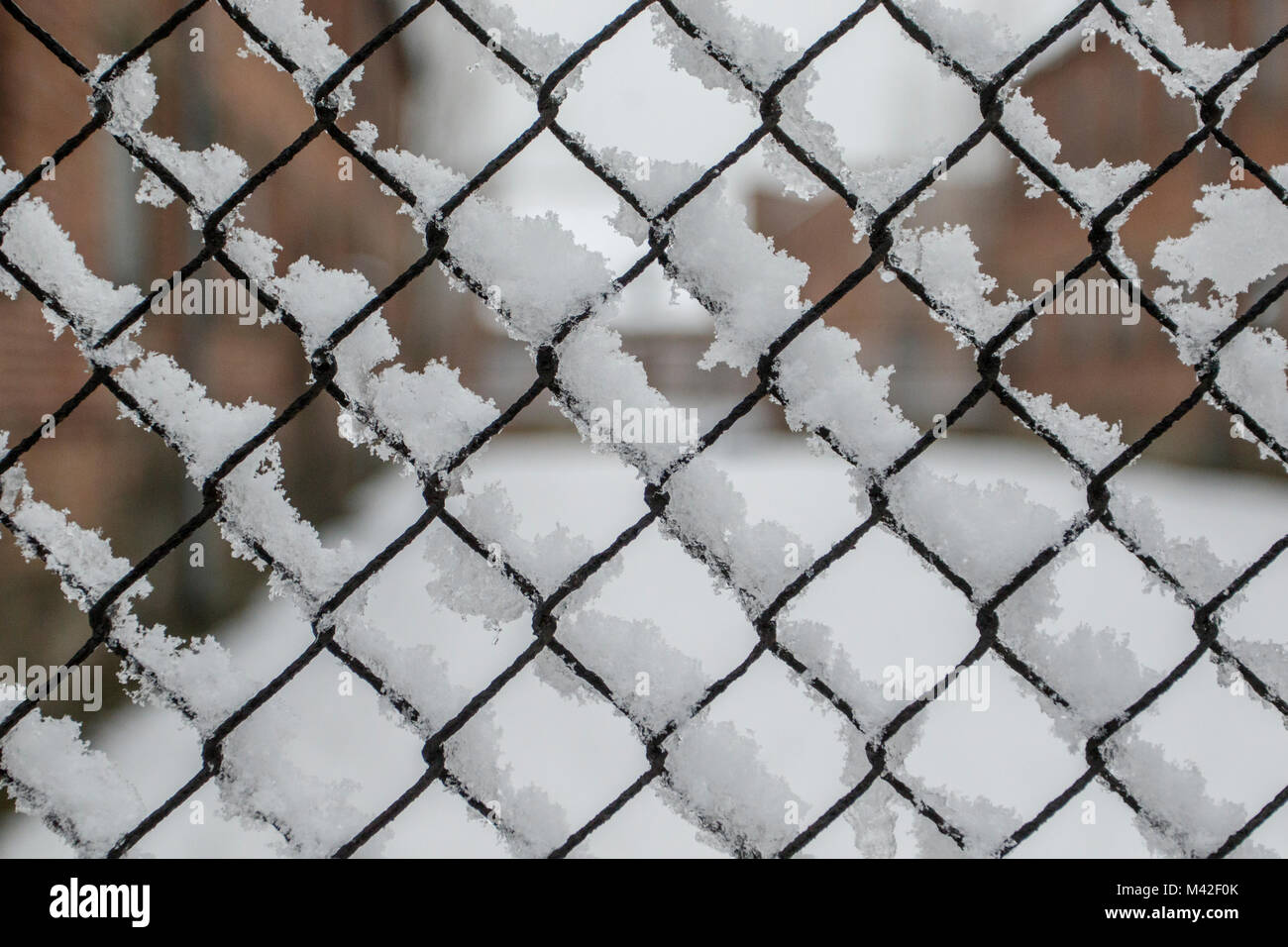 Auschwitz, Malopolskie / Pologne - 04 févr. 2018 : Auschwitz Birkenau, camp de concentration et d'extermination nazis. snowy clôture. Banque D'Images