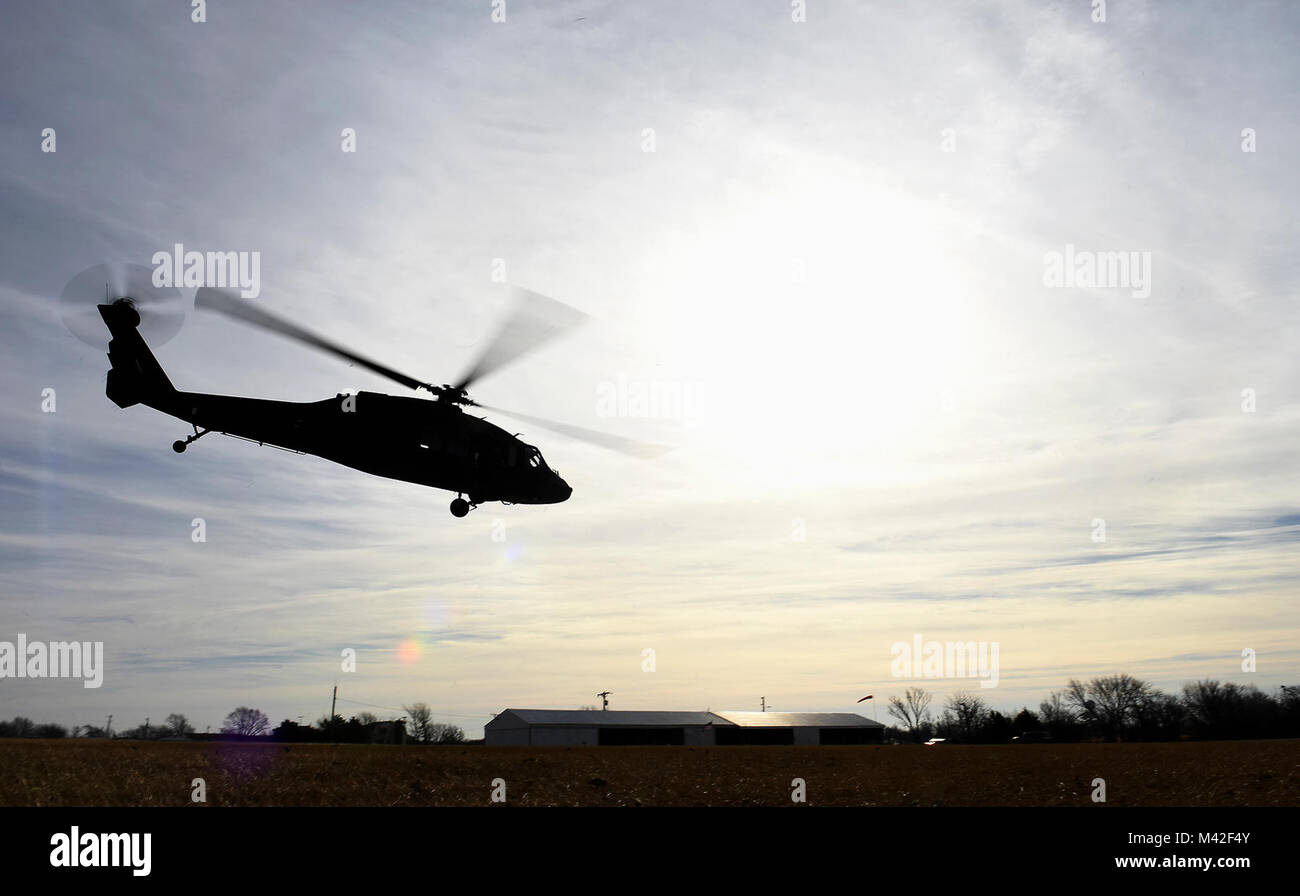 Un UH-60 Black Hawk attribué à Whiteman Air Force Base, Mo., décolle le 31 janvier 2018, à Lincoln, le Ve 1-135ème bataillon d'hélicoptères d'assaut et Whiteman pilotes formés avec des contrôleurs de la finale de l'attaque attribuée au 7e escadron des opérations d'appui aérien situé à Fort Bliss, Texas, pour construire un partenariat tout en comprenant leurs capacités. (U.S. Air Force Banque D'Images