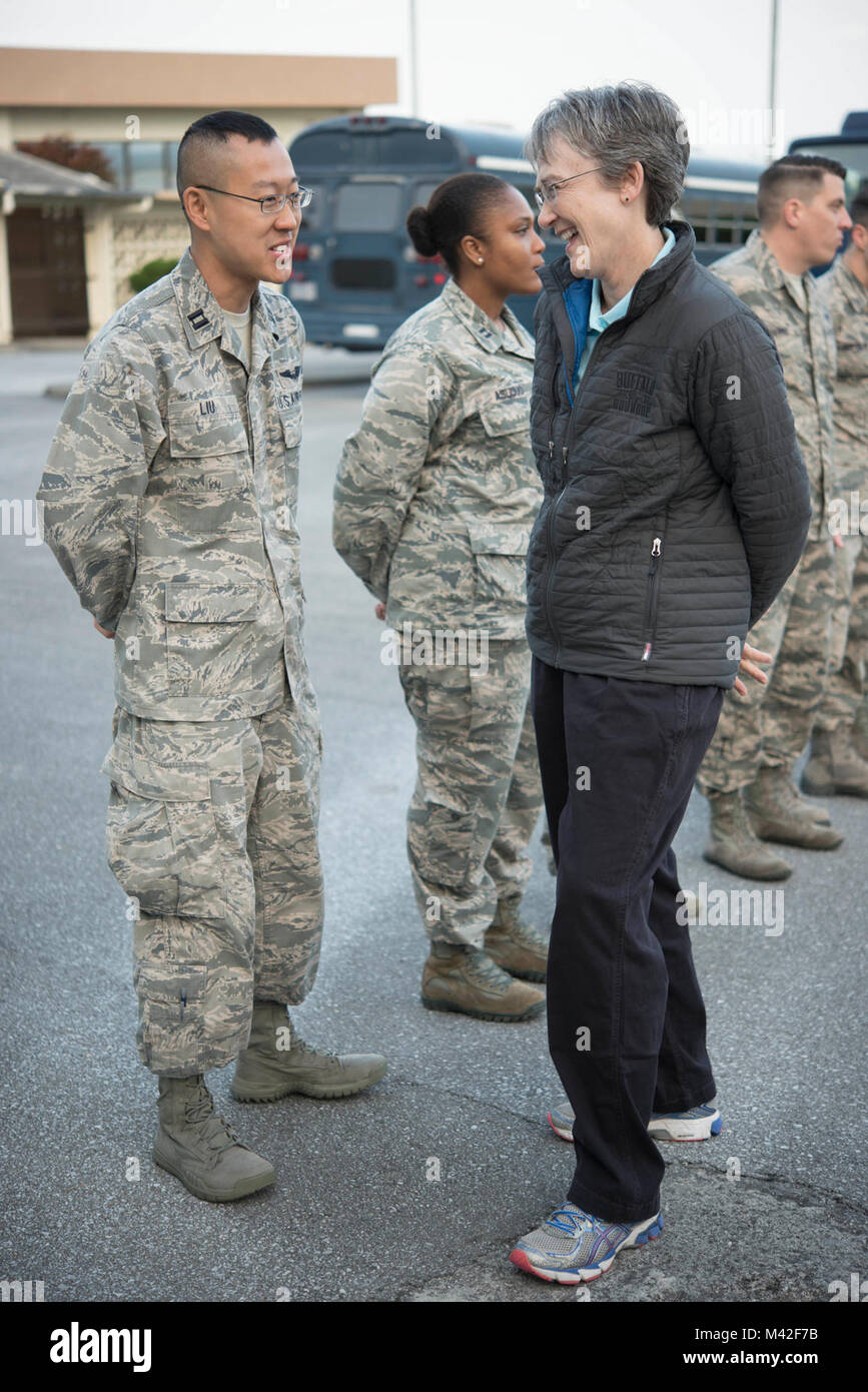 Secrétaire de l'Air Force Heather Wilson parle avec le Capitaine Kevin Liu, 961e Airborne Air Control Squadron chargé de projet, le 2 février 2018, à Kadena Air Base, au Japon. Au cours de la visite, Wilson a réitéré l'importance de l'état de préparation, la modernisation et l'innovation afin de rester la plus grande force aérienne au monde. (U.S. Air Force Banque D'Images