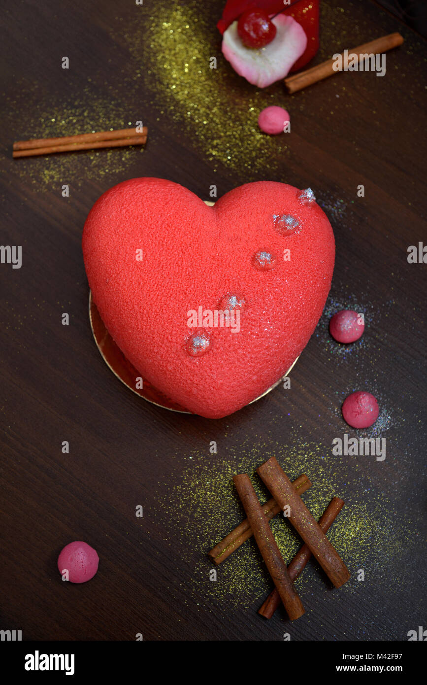 Un Gateau Rouge En Forme De Cœur Pour La Saint Valentin Anniversaires Et Anniversaires Cupcakes Avec Decorations Pour La Saint Valentin Photo Stock Alamy