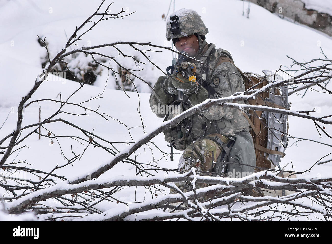 Un soldat de la Compagnie B, 1er Bataillon, 5e Régiment d'infanterie, 1ère Stryker Brigade Combat Team, 25e Division d'infanterie, engage les forces ennemies pendant le fonctionnement Punchbowl, 6 février 2018, à l'éventail de formation multi-usage sur Joint Base Elmendorf-Richardson. Un suivi sur l'exercice pour l'exercice de déploiement, avec un court préavis et poussée de l'Arctique, Punchbowl admis 1-5 Infantry la possibilité de former un bataillon d'armes combinées exercice de tir réel sur les plages de JBER, près de 350 kilomètres de leur lieu de résidence à Fort Wainwright. (L'Armée Banque D'Images