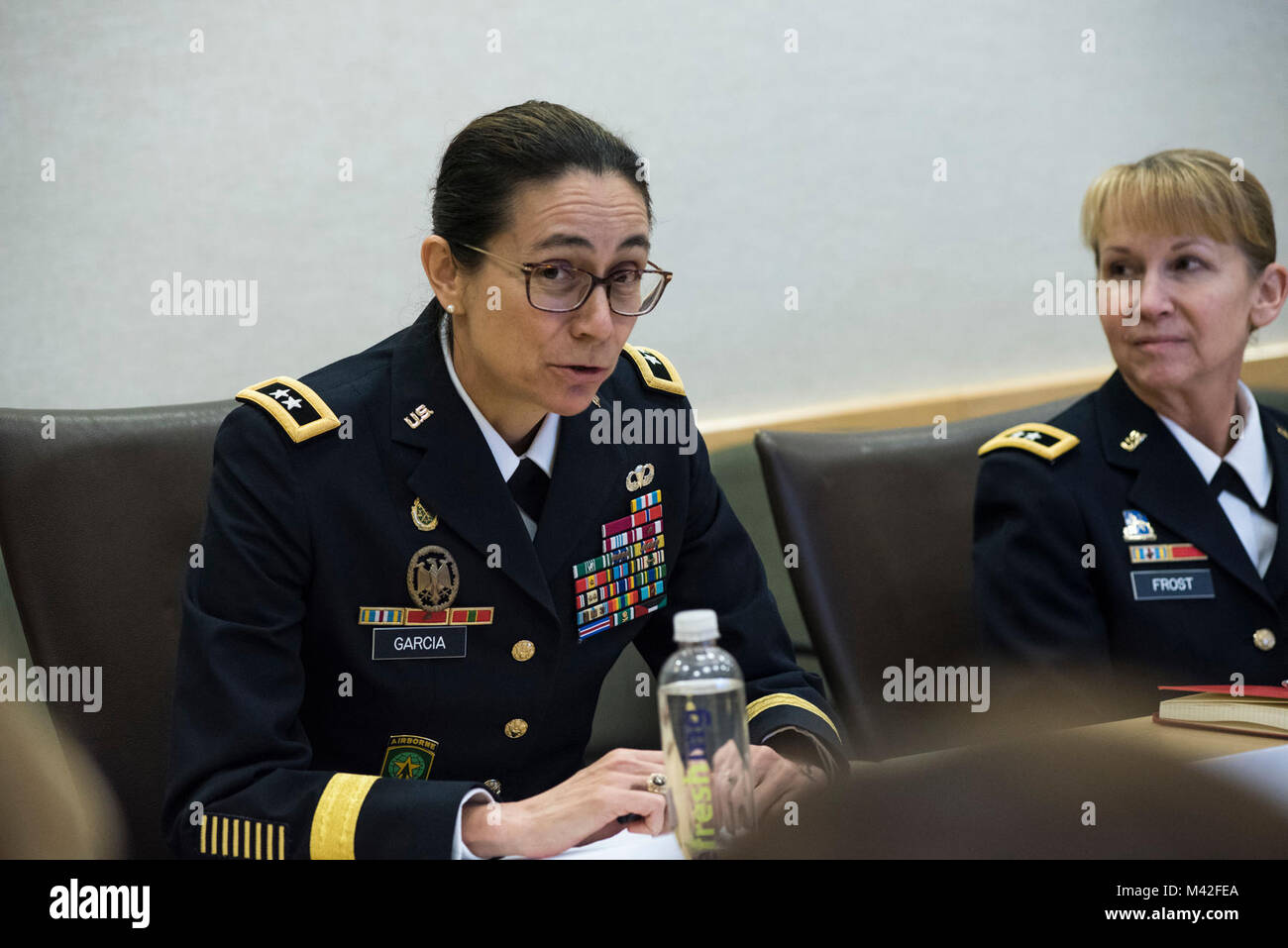 Le général de Marion Garcia, commandant général de la Police militaire, 200e commande partage ses expériences avec des membres du Congrès les délégués et autres officiers généraux au cours de la Table ronde des dirigeants femmes Discussion organisée au Pentagone, 7 février 2018. Des généraux américains ont rencontré des délégués du congrès pour discuter de leurs perspectives de vie que les femmes militaires et l'importance d'avoir accès à tous les Américains de talent qui peut ajouter de la force à la force. (U.S. Réserve de l'armée Banque D'Images