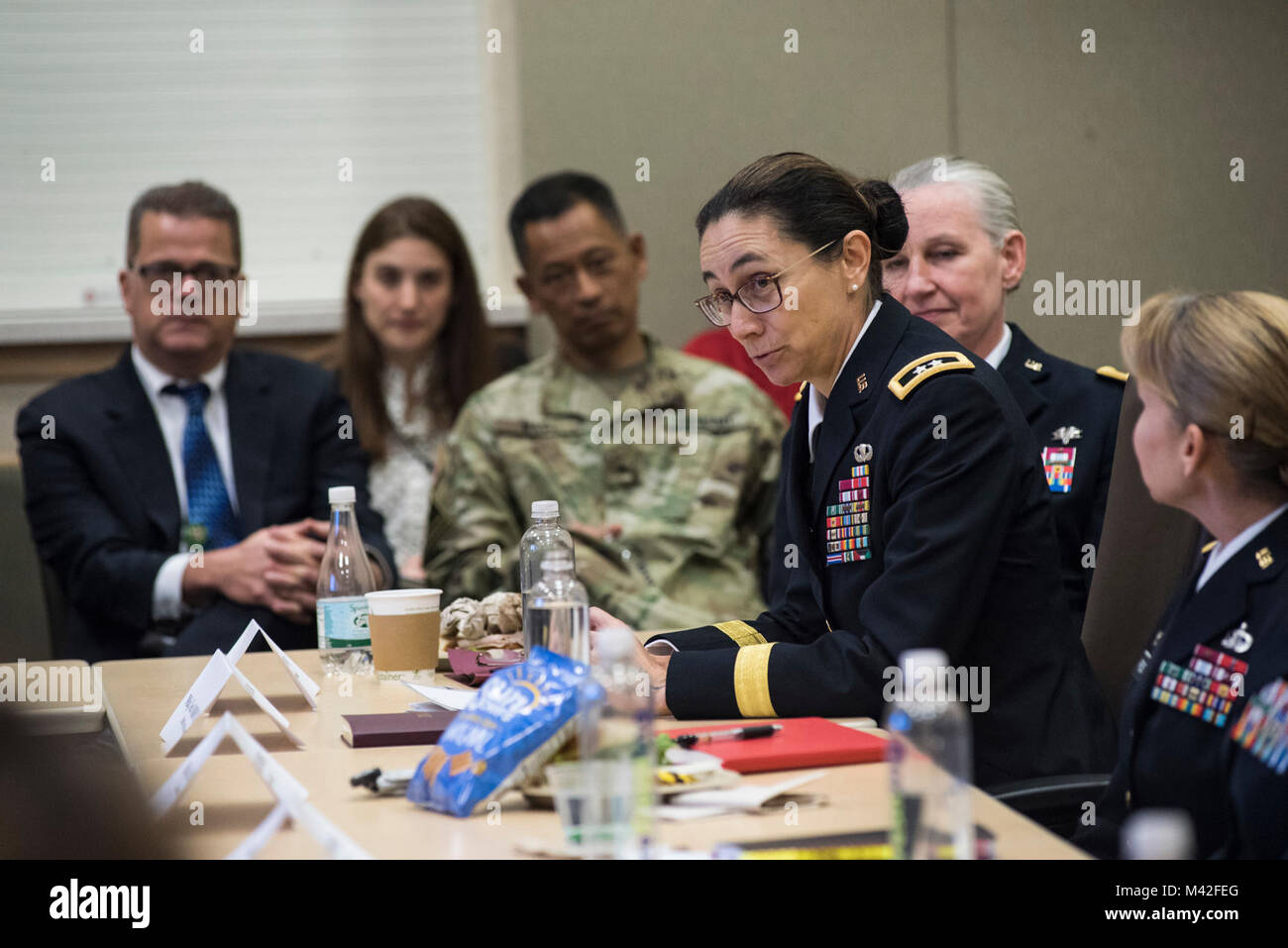 Le général de Marion Garcia, commandant général de la Police militaire, 200e commande partage ses expériences avec des membres du Congrès les délégués et autres officiers généraux au cours de la Table ronde des dirigeants femmes Discussion organisée au Pentagone, 7 février 2018. Des généraux américains ont rencontré des délégués du congrès pour discuter de leurs perspectives de vie que les femmes militaires et l'importance d'avoir accès à tous les Américains de talent qui peut ajouter de la force à la force. (U.S. Réserve de l'armée Banque D'Images