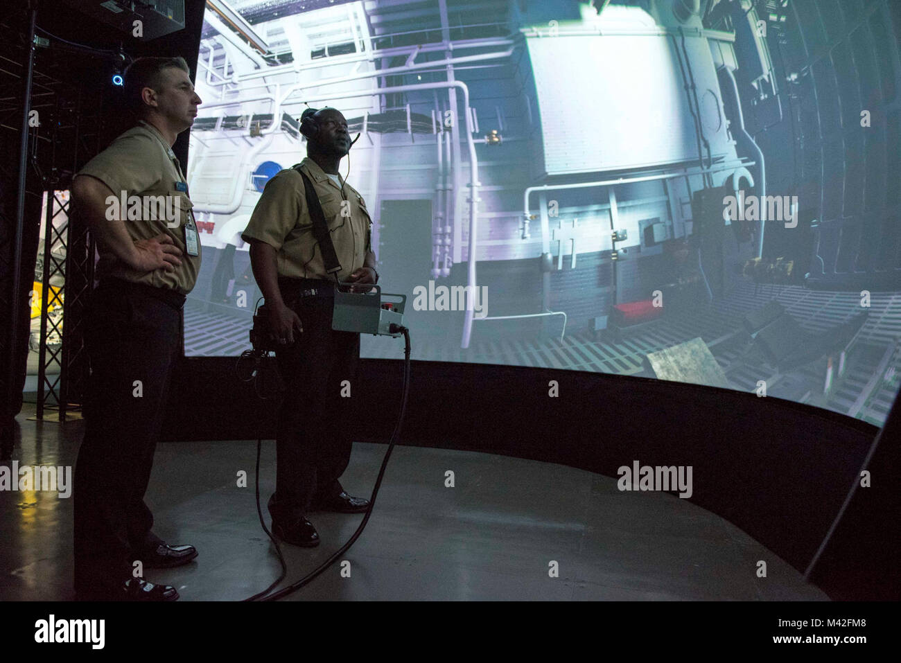 SAN DIEGO (fév. 7, 2018) Le chef des opérations navales (ONC) Adm. John Richardson tours le navire de combat littoral (LTF) Centre de formation de base navale à San Diego (NBSD). La LTF est le foyer de l'indépendance trois formateurs tactique intégrée variante (ITT). L'ITT est composé d'une mission complète de haute-fidélité bridge, un pont, un formateur de l'aile entièrement fonctionnel, système de combat de l'entraîneur, et un paquet de mission formateur. (U.S. Navy Banque D'Images