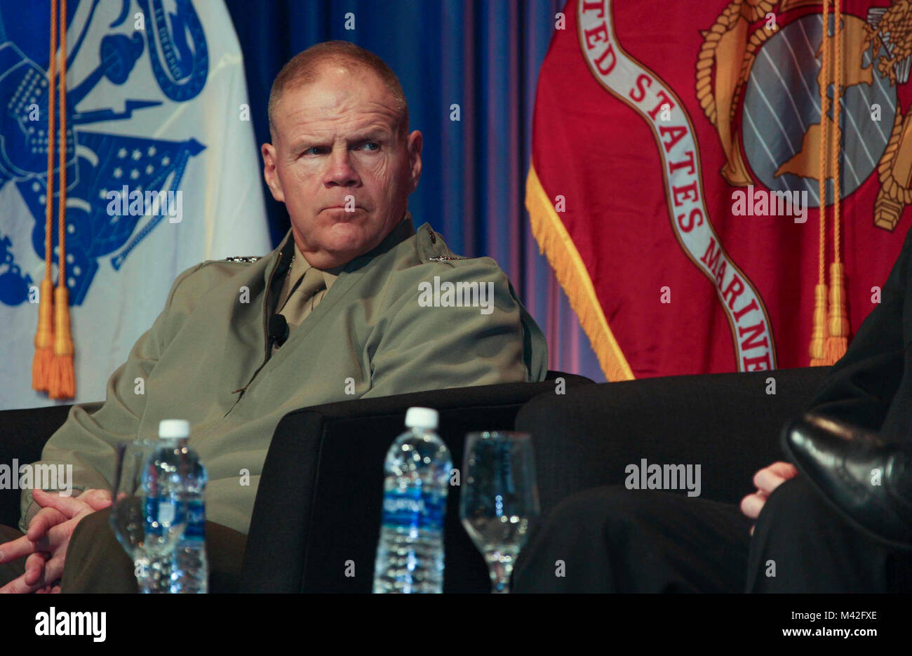 Commandant de la Marine Corps le général Robert B. Neller parle au service militaire Les membres et participants à la mer les chefs de service de ville Dîner au Centre de Congrès de San Diego, San Diego, Californie, le 8 février 2018. Neller a parlé du Marine Corps et répondu aux questions du public. (U.S. Marine Corps Banque D'Images