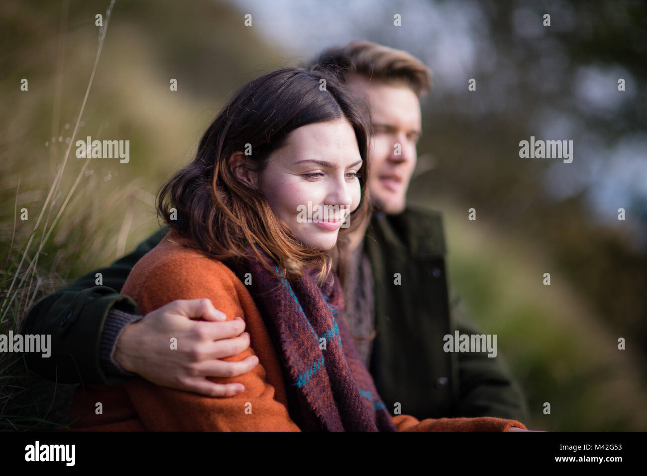 Couple à l'extérieur de l'automne dans la nature Banque D'Images