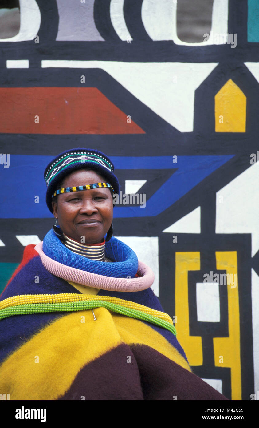 L'Afrique du Sud. Ndebele Mapoch Village, près de Pretoria. peintures murales traditionnelles de tribu Ndebele. Femme avec des vêtements traditionnels. Banque D'Images