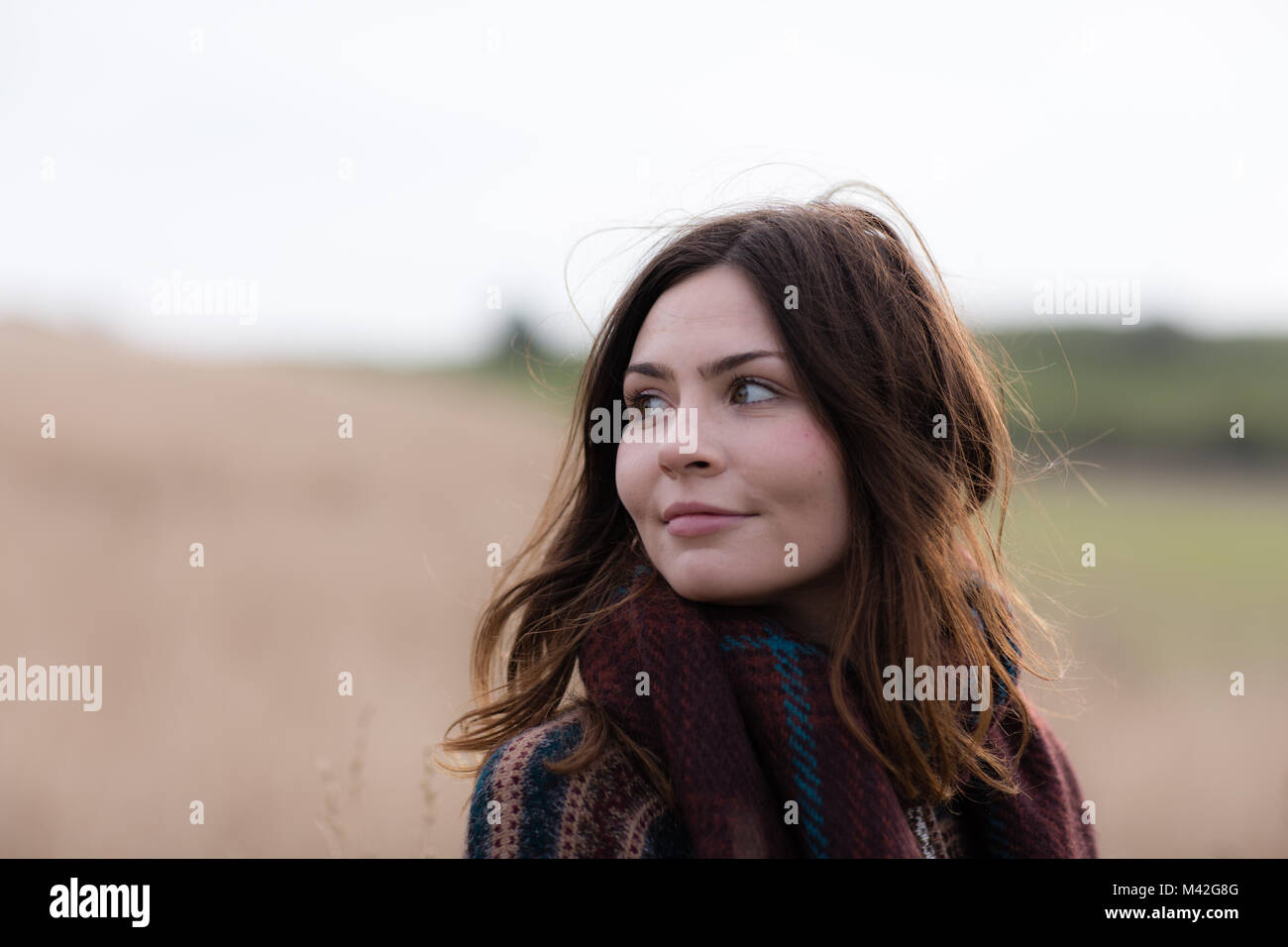 Les jeunes femelles adultes de marcher dans champ de maïs Banque D'Images