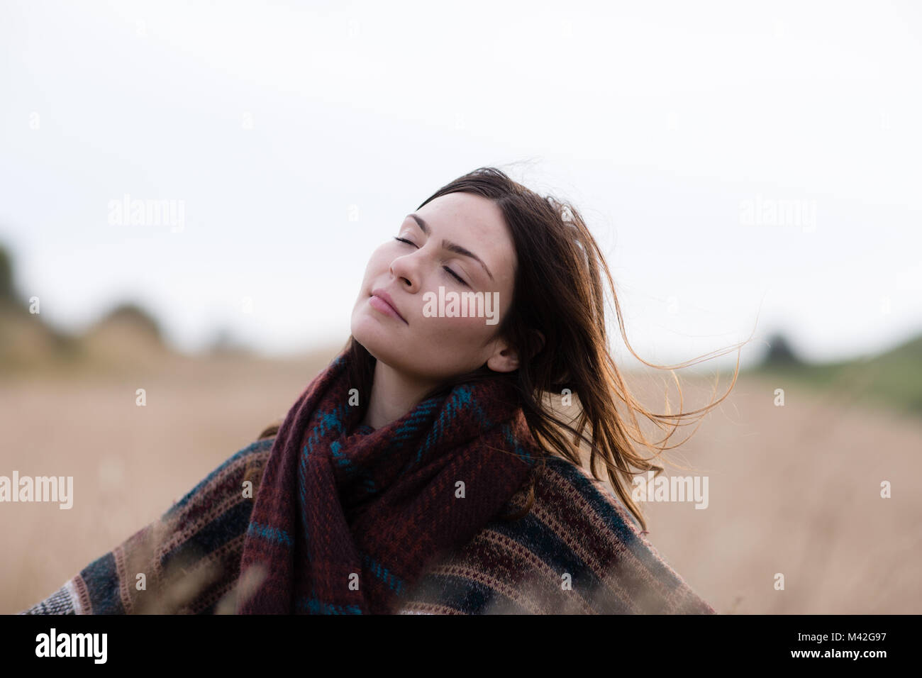 Les jeunes femelles adultes de profiter du plein air à l'automne Banque D'Images