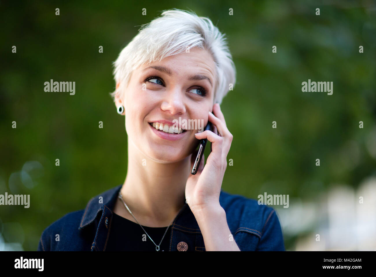 Les jeunes adultes walking down street et contrôle de smartphone Blackberry Banque D'Images