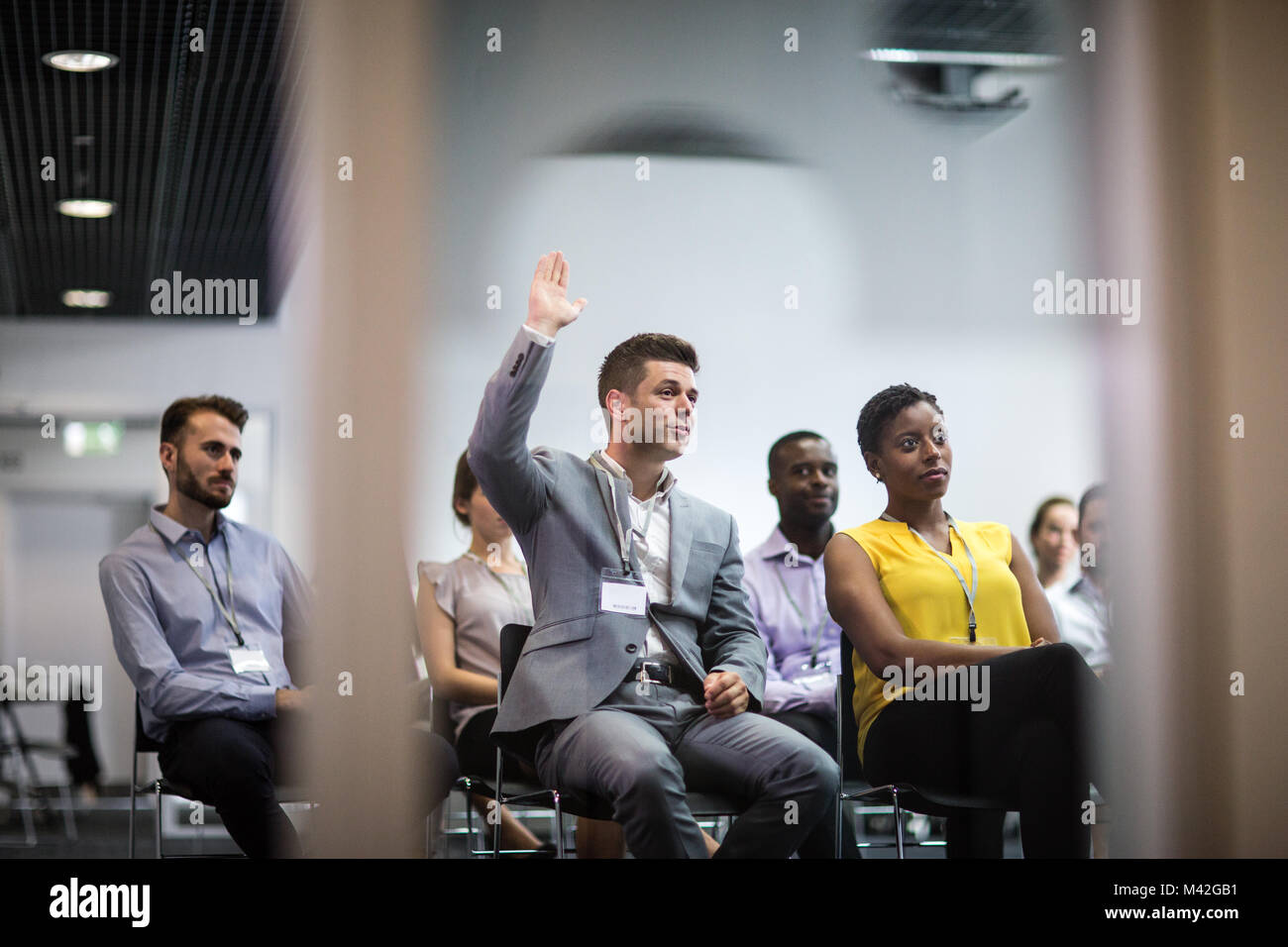 Businessman pose une question lors d'une conférence Banque D'Images