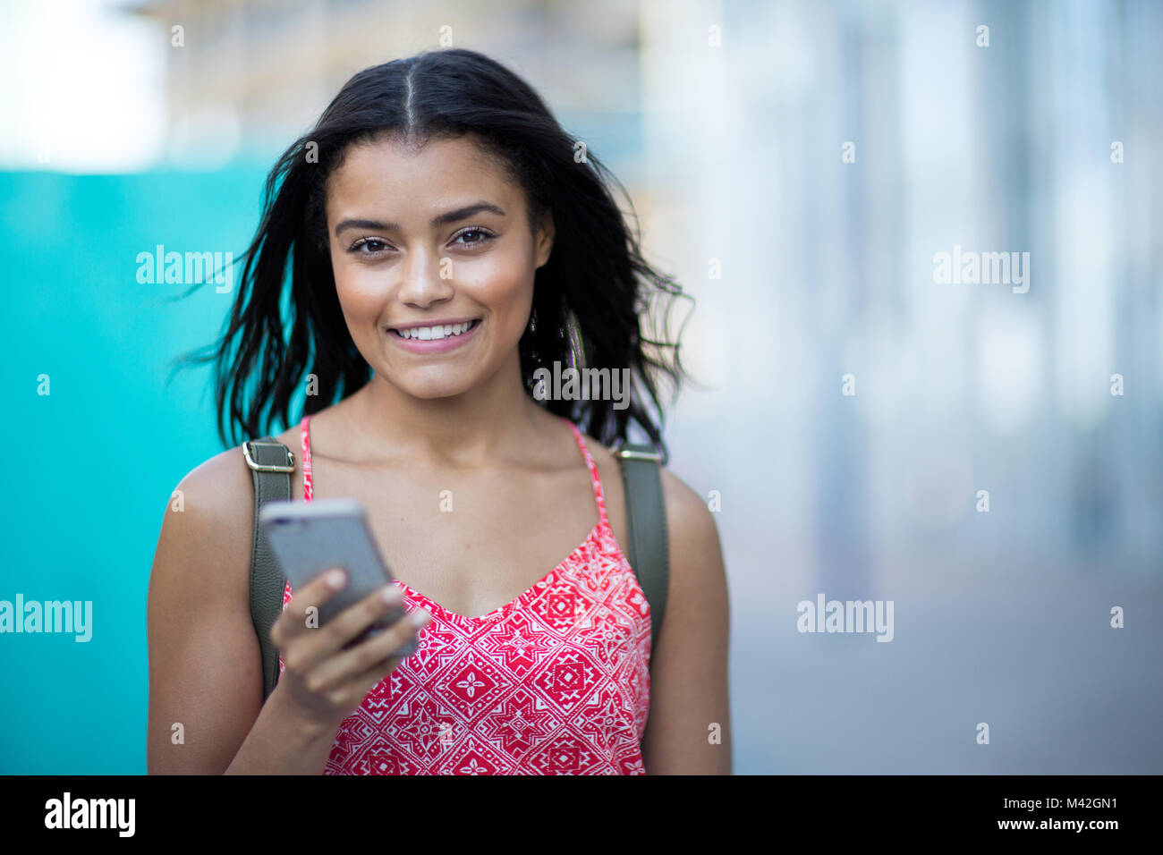 Portrait de jeune adulte et de navettage using smartphone Banque D'Images