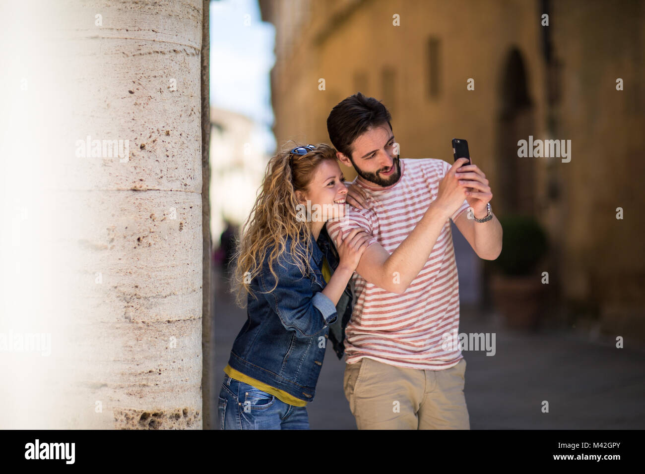 Les touristes de prendre une photo de monument Banque D'Images