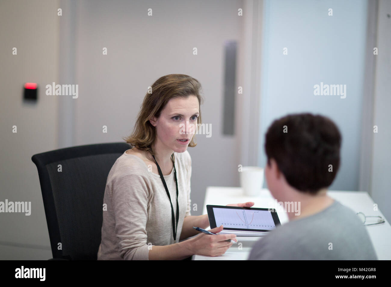 Femme médecin expliquant les résultats de test pour patient Banque D'Images