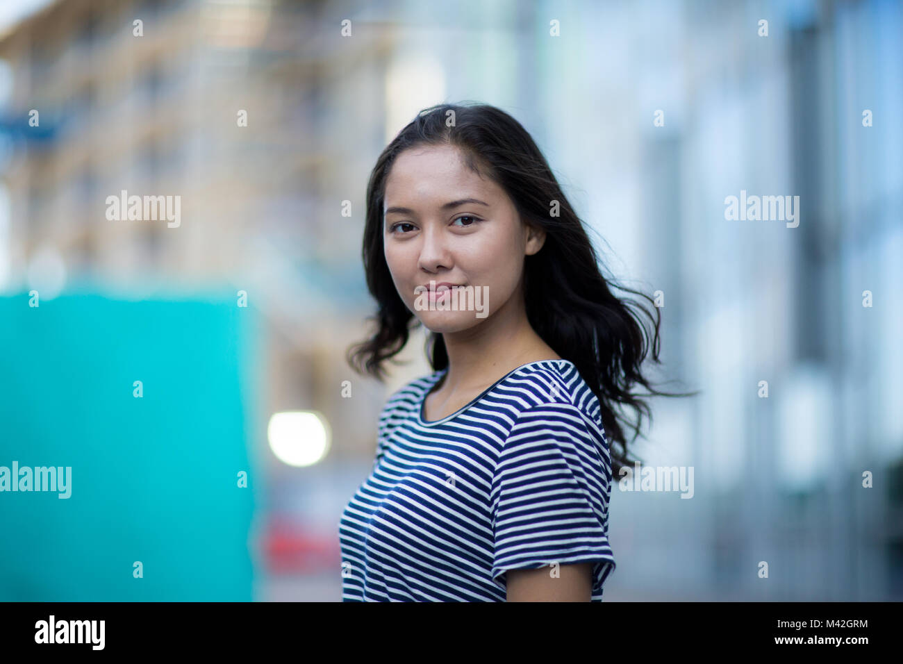 Les jeunes adultes walking down street dans une ville Banque D'Images